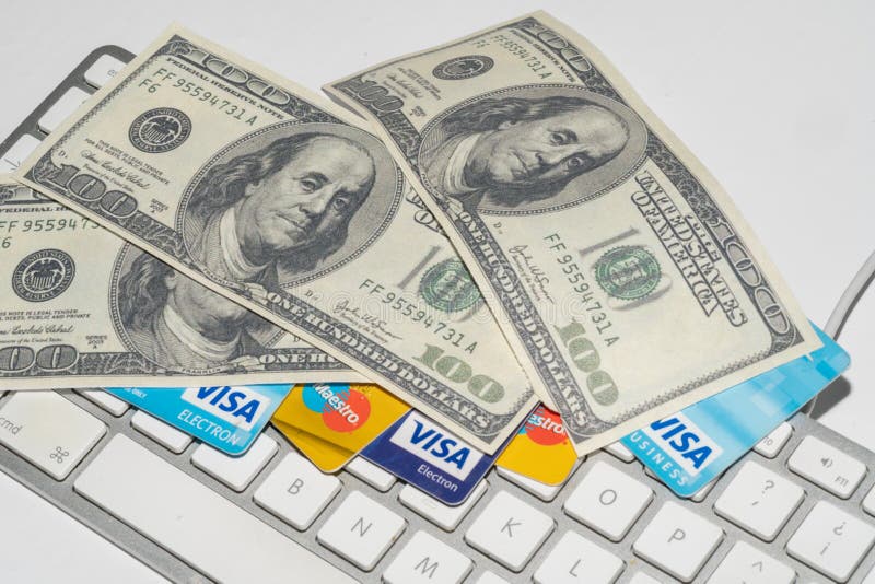 On-line-Handel, elektronischer Geschäftsverkehr, Kredit und Debitkarten mit Dollar und einer Tastatur stockbilder On-line-Handel, elektronischer Geschäftsverkehr, Kredit und Debitkarten mit Dollar und einer Tastatur stockbilder