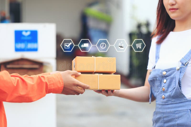 On-line να ψωνίσει, γυναίκα που λαμβάνουν το δέμα από τον άνδρα παράδοσης που φέρνει κάποια συσκευασία στην αντίληψη σπιτιών, ναυ στοκ φωτογραφίες On-line να ψωνίσει, γυναίκα που λαμβάνουν το δέμα από τον άνδρα παράδοσης που φέρνει κάποια συσκευασία στην αντίληψη σπιτιών, ναυ στοκ φωτογραφίες