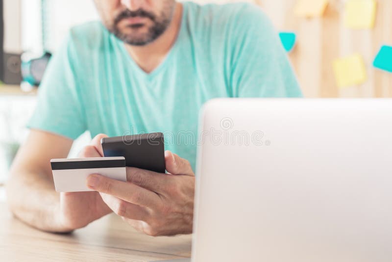On-line ψωνίζοντας με την πιστωτική κάρτα και το έξυπνο τηλέφωνο στοκ φωτογραφίες με δικαίωμα ελεύθερης χρήσης On-line ψωνίζοντας με την πιστωτική κάρτα και το έξυπνο τηλέφωνο στοκ φωτογραφίες με δικαίωμα ελεύθερης χρήσης