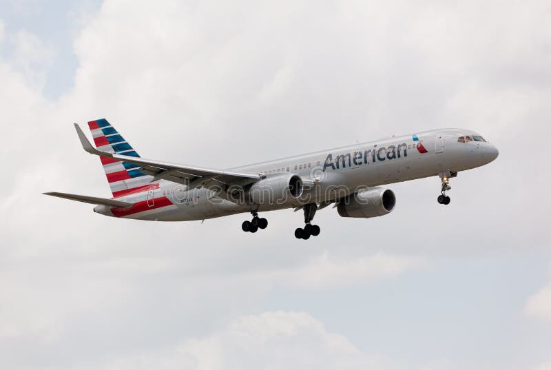 Linea aerea dell'americano di Boeing 757 che si avvicina all'aeroporto internazionale di Miami immagini stock libere da diritti Linea aerea dell'americano di Boeing 757 che si avvicina all'aeroporto internazionale di Miami immagini stock libere da diritti