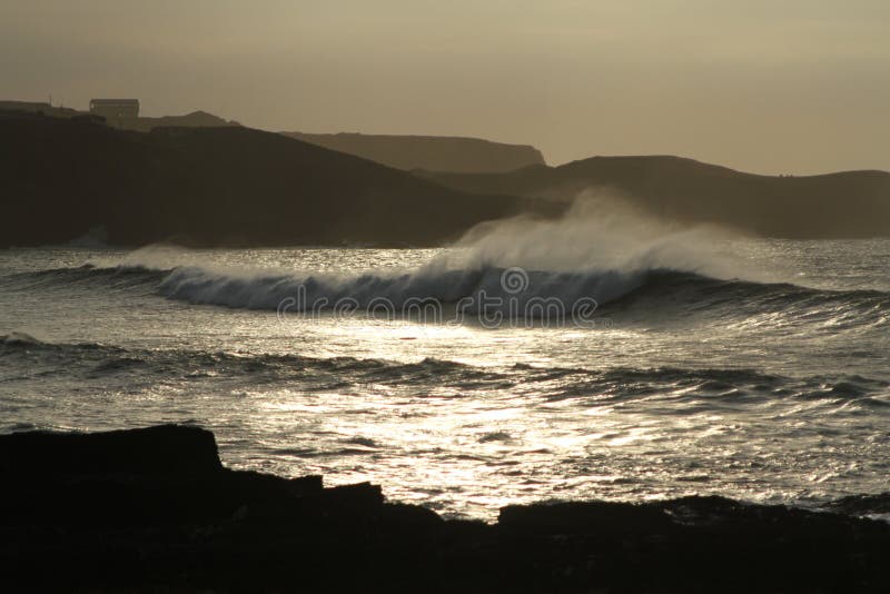 Linea costiera con le rocce, grandi onde ricevute con lo spruzzo di mare durante il tramonto immagini stock Linea costiera con le rocce, grandi onde ricevute con lo spruzzo di mare durante il tramonto immagini stock