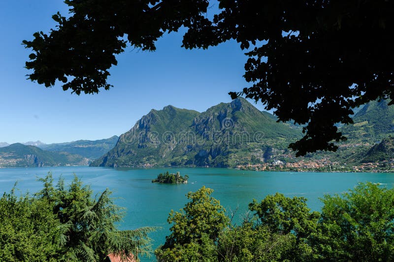 Linea costiera del lago Iseo a Brescia, Italia fotografia stock libera da diritti Linea costiera del lago Iseo a Brescia, Italia fotografia stock libera da diritti