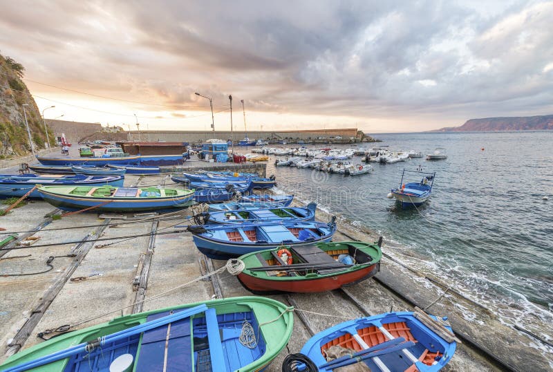 Linea costiera e barche di Scilla in Chianalea al tramonto, Calabria, AIS fotografia stock libera da diritti Linea costiera e barche di Scilla in Chianalea al tramonto, Calabria, AIS fotografia stock libera da diritti