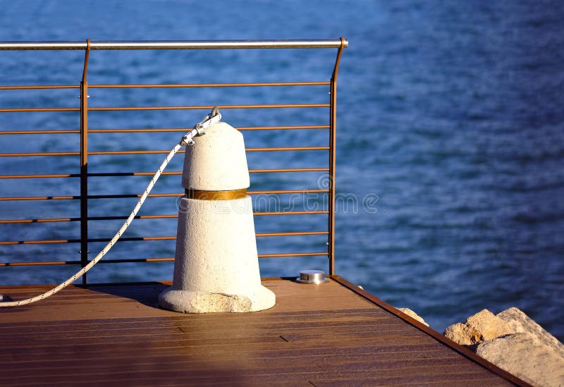 Linea costiera, mare, pilastro e bitta immagini stock libere da diritti Linea costiera, mare, pilastro e bitta immagini stock libere da diritti