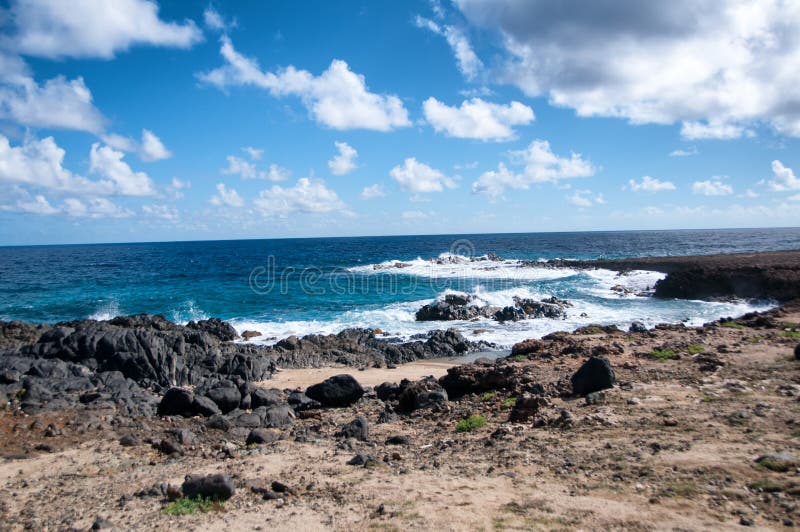 Linea costiera selvaggia di Aruba nei Caraibi fotografia stock Linea costiera selvaggia di Aruba nei Caraibi fotografia stock