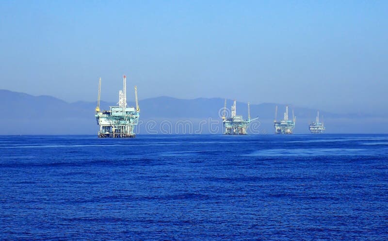 Linea di impianti offshore fuori dalla costa di California sparata dall'oceano fotografie stock Linea di impianti offshore fuori dalla costa di California sparata dall'oceano fotografie stock