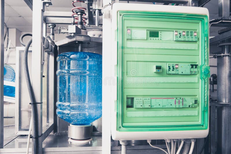 Linea di produzione dell'acqua della bevanda fotografie stock Linea di produzione dell'acqua della bevanda fotografie stock