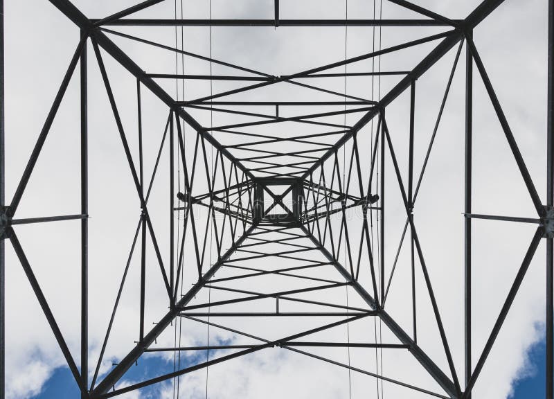 Linea di trasmissione d'acciaio di elettricità estratto della torre di potere fotografie stock libere da diritti Linea di trasmissione d'acciaio di elettricità estratto della torre di potere fotografie stock libere da diritti