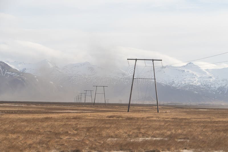Linea elettrica in Islanda Pali elettrici ad alta tensione negli altipiani islandesi fotografia stock libera da diritti Linea elettrica in Islanda Pali elettrici ad alta tensione negli altipiani islandesi fotografia stock libera da diritti