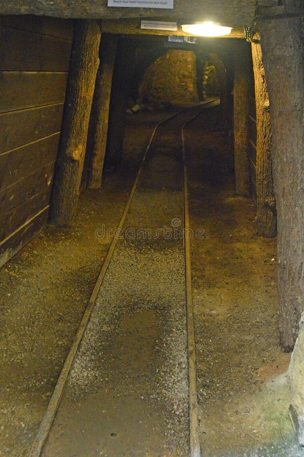 Linea ferroviaria estraente Slovacchia della pendenza sotterranea fotografie stock libere da diritti Linea ferroviaria estraente Slovacchia della pendenza sotterranea fotografie stock libere da diritti