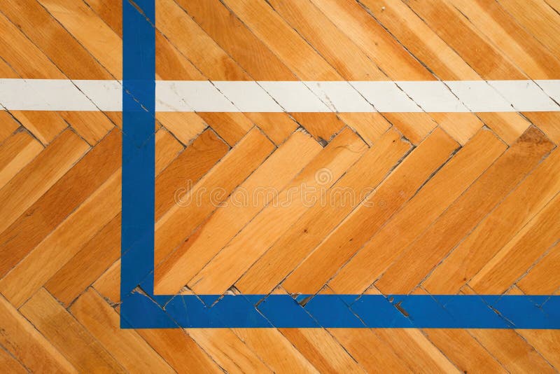 Linee bianche blu Il pavimento di legno consumato della palestra con la marcatura variopinta allinea immagini stock libere da diritti Linee bianche blu Il pavimento di legno consumato della palestra con la marcatura variopinta allinea immagini stock libere da diritti