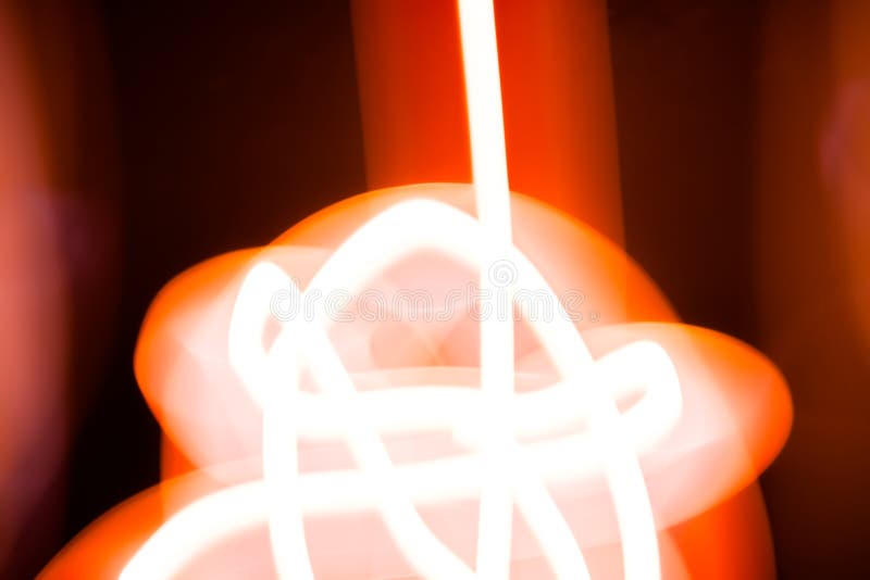 Linee di colore astratte disegnate con la luce della candela su fotografia nera del freezelight del fondo immagine stock Linee di colore astratte disegnate con la luce della candela su fotografia nera del freezelight del fondo immagine stock