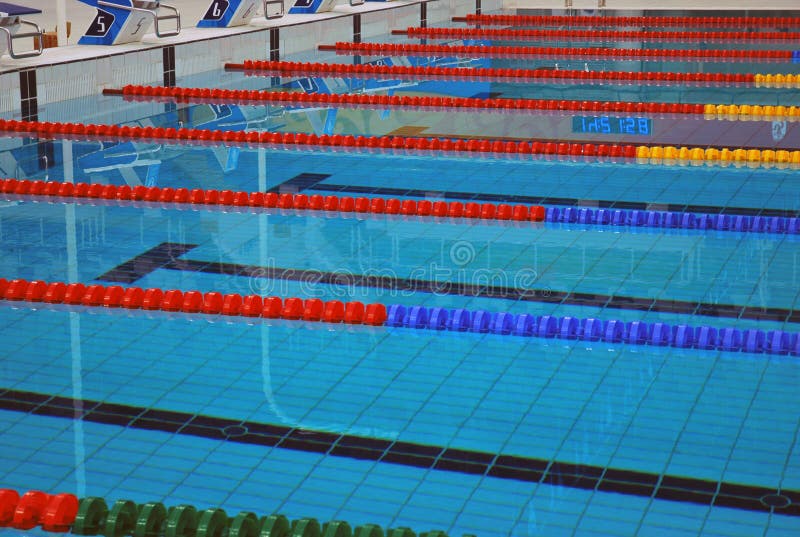 Linee di corsia di una piscina fotografia stock libera da diritti Linee di corsia di una piscina fotografia stock libera da diritti