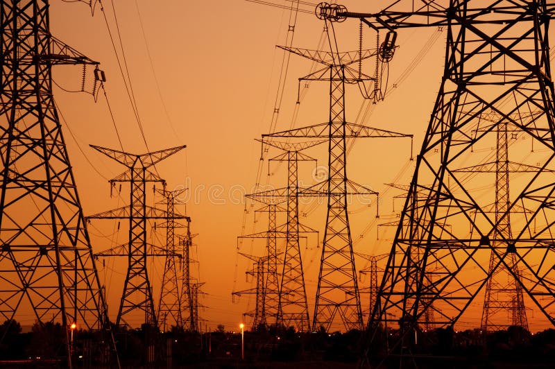 Linee elettriche al tramonto fotografia stock Linee elettriche al tramonto fotografia stock