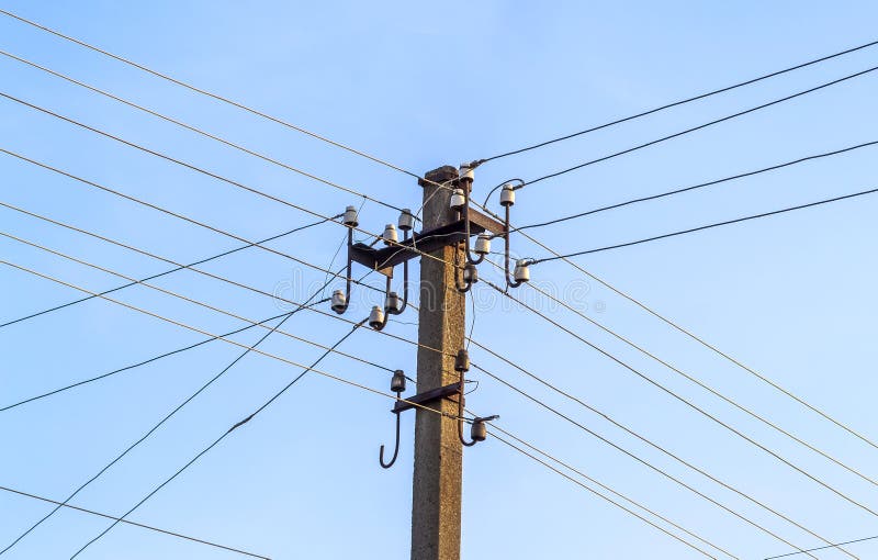 Linee elettriche e cavi elettrici del palo con cielo blu fotografie stock Linee elettriche e cavi elettrici del palo con cielo blu fotografie stock