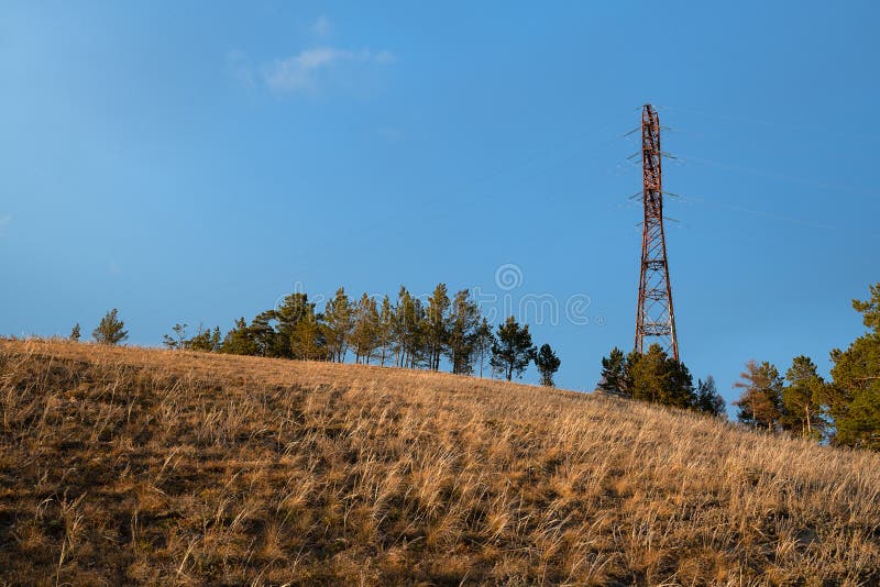 Linee elettriche sulla collina fotografie stock libere da diritti Linee elettriche sulla collina fotografie stock libere da diritti