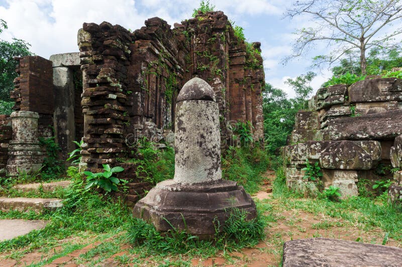 lingam-yoni-my-son-quang-nam-vietnam-linga-sanskrit-means-mark-sign-emblem-represented-deity-shiva-30675510.jpg