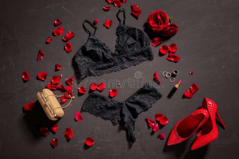 Lingerie et accessoires sexy de dentelle de noir du ` s de femmes photo stock