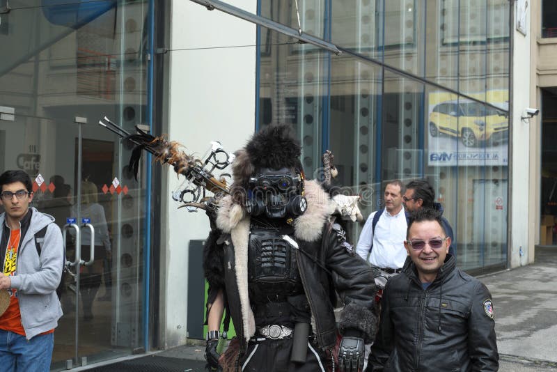04-18-2015 Lingotto Fiere в Турине, Италии, комиксах Турин, cosplayer воина столба апоралипсическом стоковое изображение rf 04-18-2015 Lingotto Fiere в Турине, Италии, комиксах Турин, cosplayer воина столба апоралипсическом стоковое изображение rf