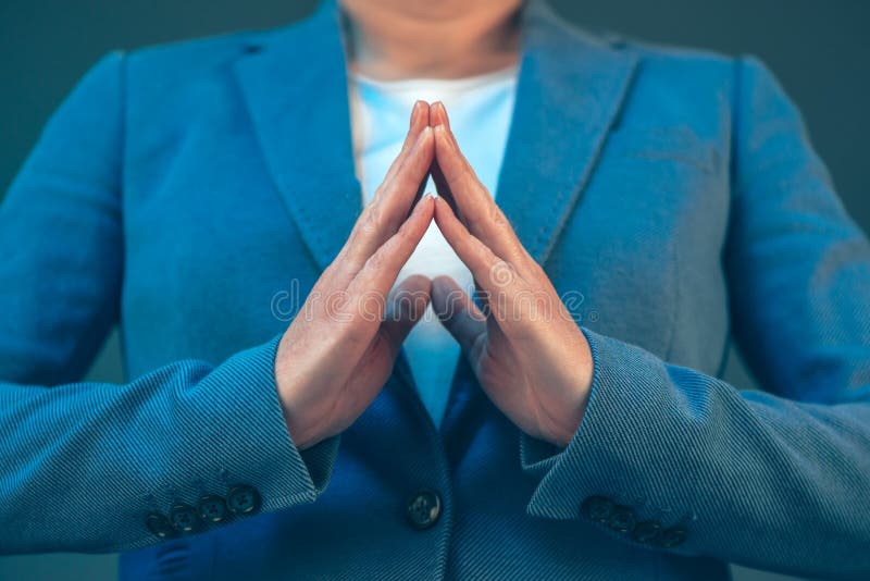 Linguagem corporal da mulher de negócios para a confiança e o amor-próprio imagens de stock royalty free Linguagem corporal da mulher de negócios para a confiança e o amor-próprio imagens de stock royalty free