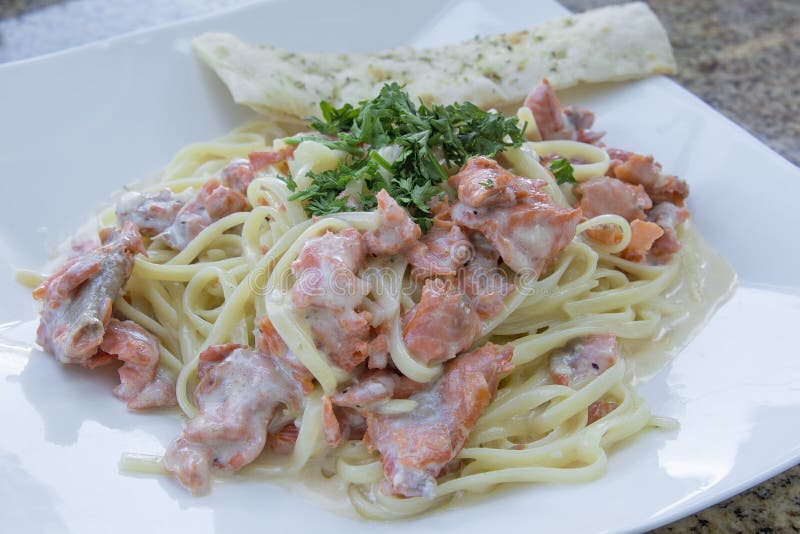 Linguine Alfredo Con Las Setas Foto de archivo Imagen de tradicional