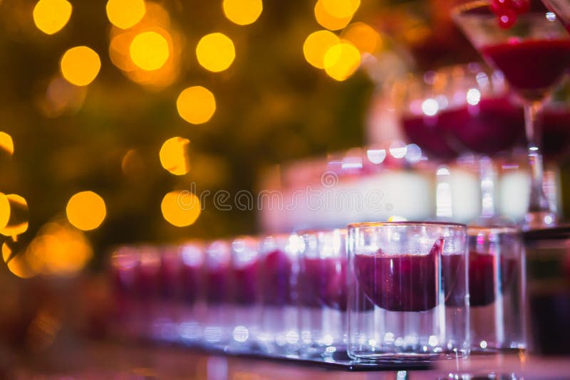 Linha bonita de cocktail coloridos diferentes do álcool com fumo em uma festa de Natal, em um tequila, em um martini, em uma vodc fotos de stock Linha bonita de cocktail coloridos diferentes do álcool com fumo em uma festa de Natal, em um tequila, em um martini, em uma vodc fotos de stock