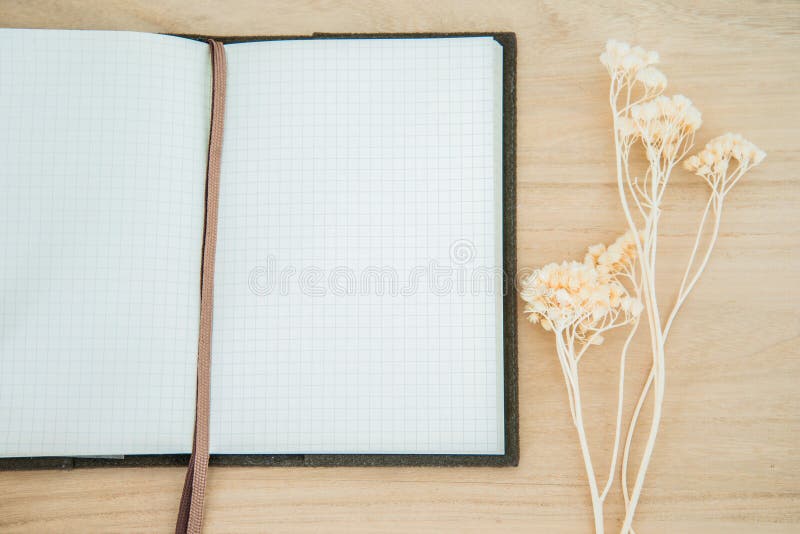 Linha caderno de papel aberto no fundo de madeira da textura imagem de stock royalty free Linha caderno de papel aberto no fundo de madeira da textura imagem de stock royalty free