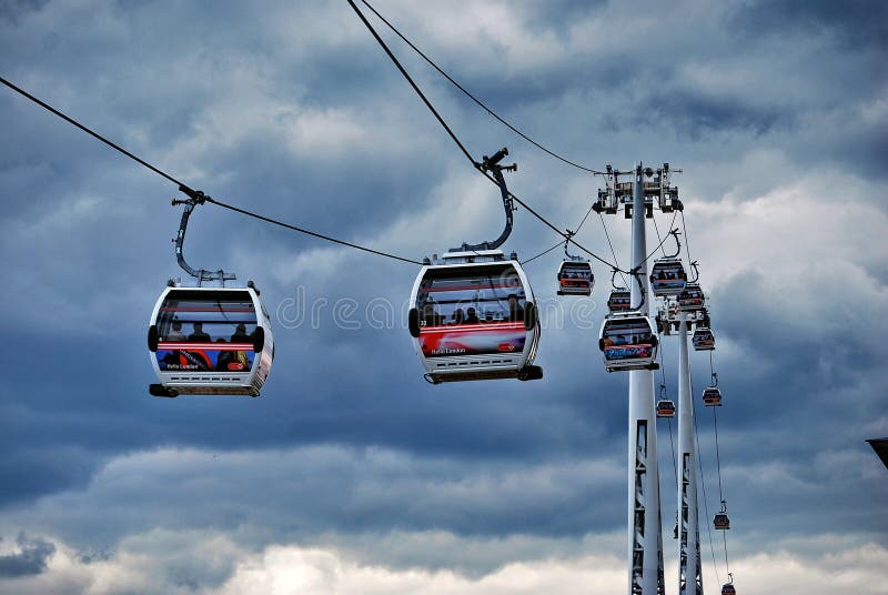 Linha de ar dos emirados do teleférico de Tamisa imagens de stock Linha de ar dos emirados do teleférico de Tamisa imagens de stock