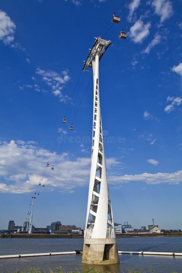 Linha de ar dos emirados (teleférico de Tamisa) em Londres fotografia de stock Linha de ar dos emirados (teleférico de Tamisa) em Londres fotografia de stock