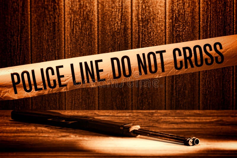 A linha de polícia não cruza a fita da cena do crime do assassinato