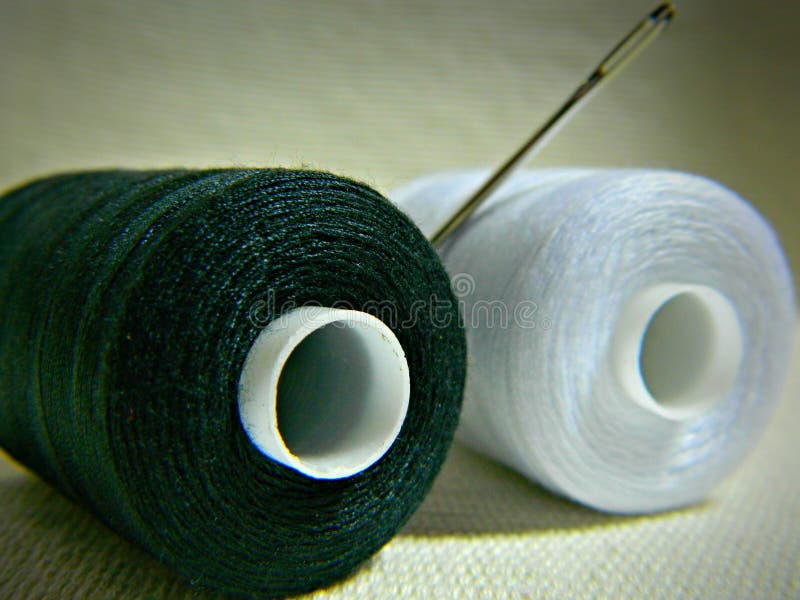 Linha preto e branco com uma agulha costurando fotos de stock Linha preto e branco com uma agulha costurando fotos de stock