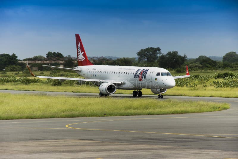 Linhas aéreas da MONTE, jato de Embraer 190 imagem de stock Linhas aéreas da MONTE, jato de Embraer 190 imagem de stock