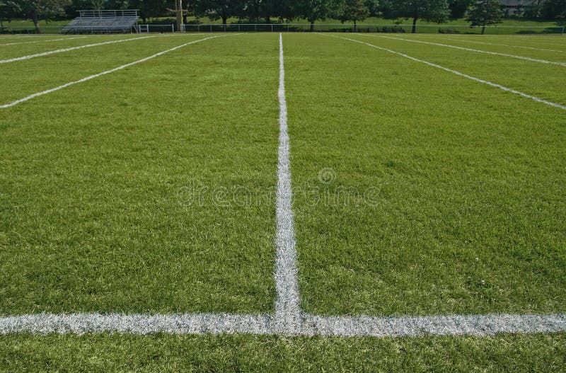 Linhas de limite brancas de campo de acção do futebol