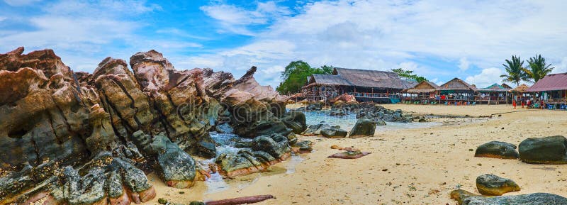 Linia brzegowa skały i piasek, Khai Nai wyspa, Phuket, Tajlandia zdjęcia stock Linia brzegowa skały i piasek, Khai Nai wyspa, Phuket, Tajlandia zdjęcia stock