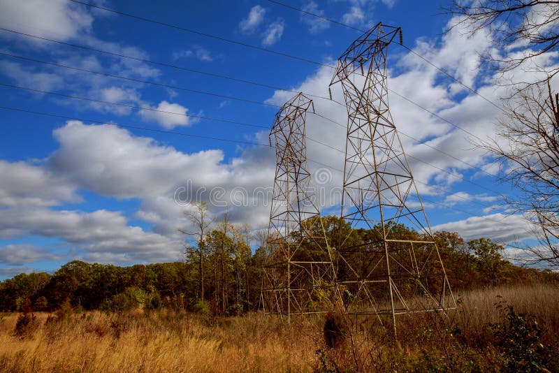 Linia energetyczna przeciw b??kitnemu jaskrawemu niebu obrazy stock Linia energetyczna przeciw b??kitnemu jaskrawemu niebu obrazy stock