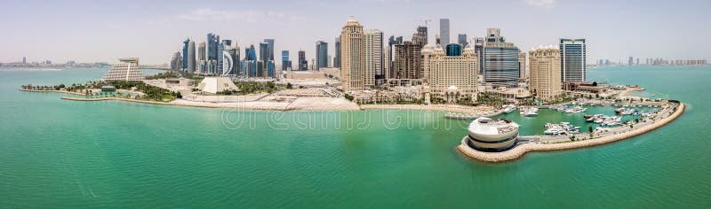 Linia horyzontu Doha, Katar Nowożytny bogaty bliskowschodni miasto drapacz chmur, widok z lotu ptaka w dobrej pogodzie, widok mar zdjęcie stock