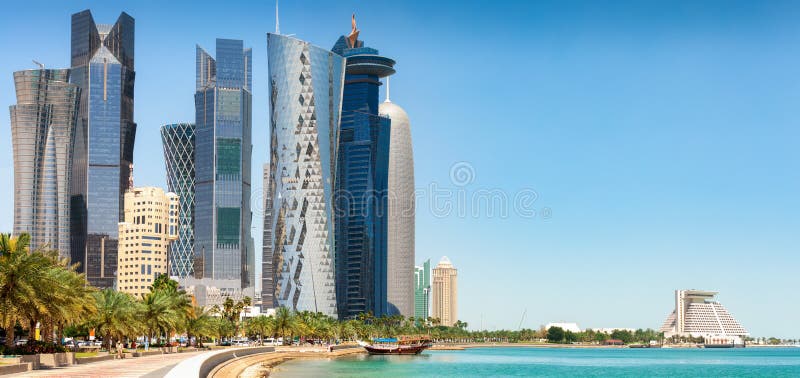 Linia horyzontu Doha na pogodnym wiosna dniu obraz royalty free