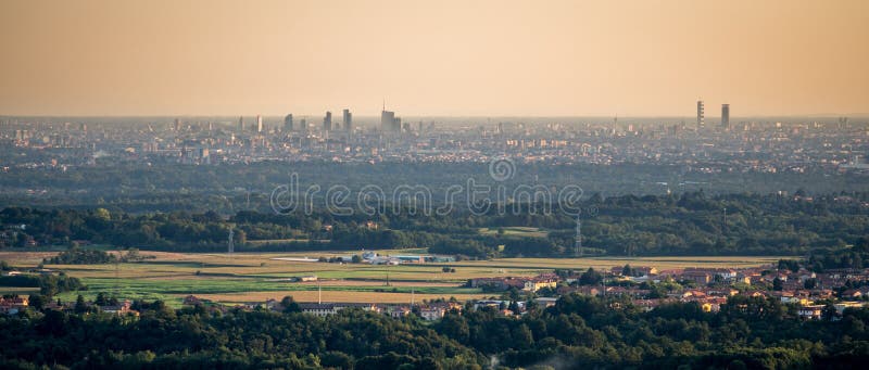 Linia horyzontu Milan przy zmierzchem zdjęcie royalty free Linia horyzontu Milan przy zmierzchem zdjęcie royalty free