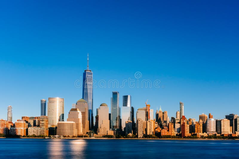 Widok linia horyzontu w centrum Manhattan nad hudsonem pod niebieskim niebem, przy zmierzchem, przeglądać od Nowego - bydło, w Miasto Nowy Jork, usa