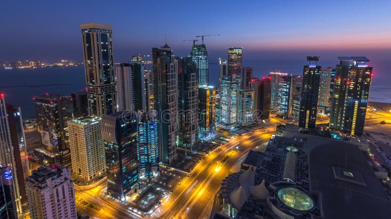 Linia wieżowa obszaru zachodniej zatoki od góry w katarze poklatkowym doha. zdjęcia royalty free