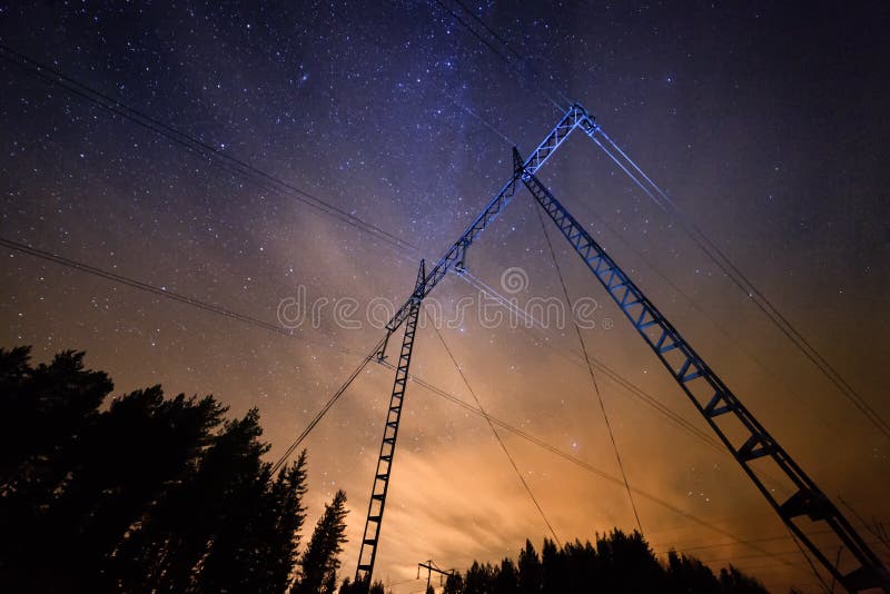 Linie energetyczne przy nocą z gwiaździstym niebem zdjęcia royalty free Linie energetyczne przy nocą z gwiaździstym niebem zdjęcia royalty free