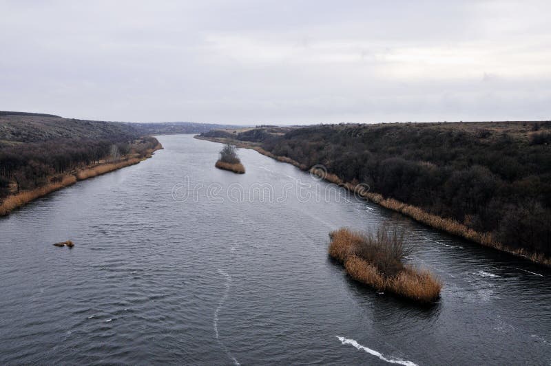 Linie Schiffe auf einem abgekühlten Fluss lizenzfreie stockfotos Linie Schiffe auf einem abgekühlten Fluss lizenzfreie stockfotos