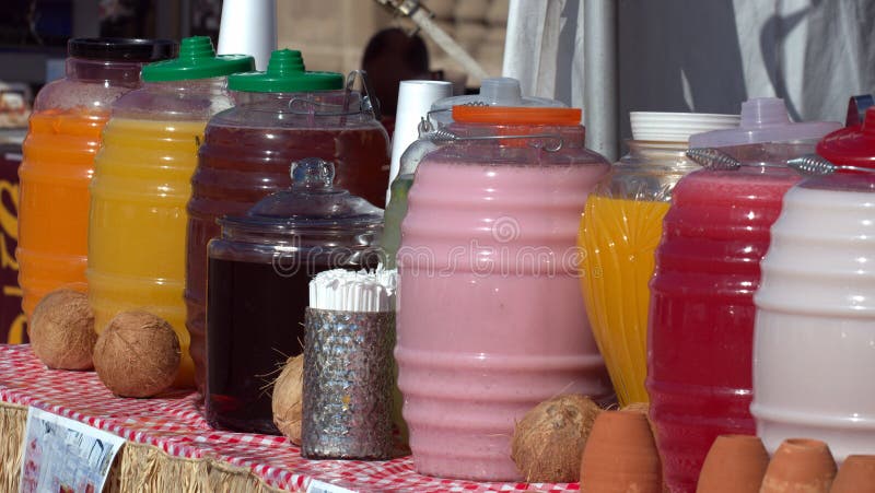 Linie von hell farbigen Fruchtgetränken stockfotos