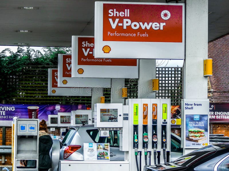 Linie von Pumpen an Shell-Tankstelle, Chorleywood stockfotografie Linie von Pumpen an Shell-Tankstelle, Chorleywood stockfotografie