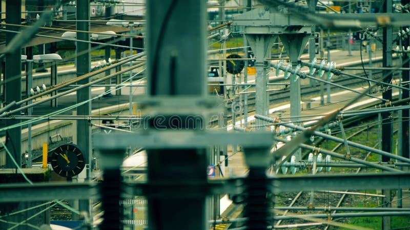 Linii de cale ferată franceze și echipamente electrice stock photography