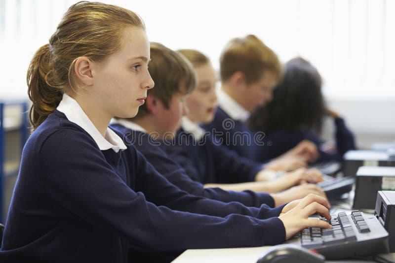 Linje av barn i skoladatorgrupp arkivbilder Linje av barn i skoladatorgrupp arkivbilder