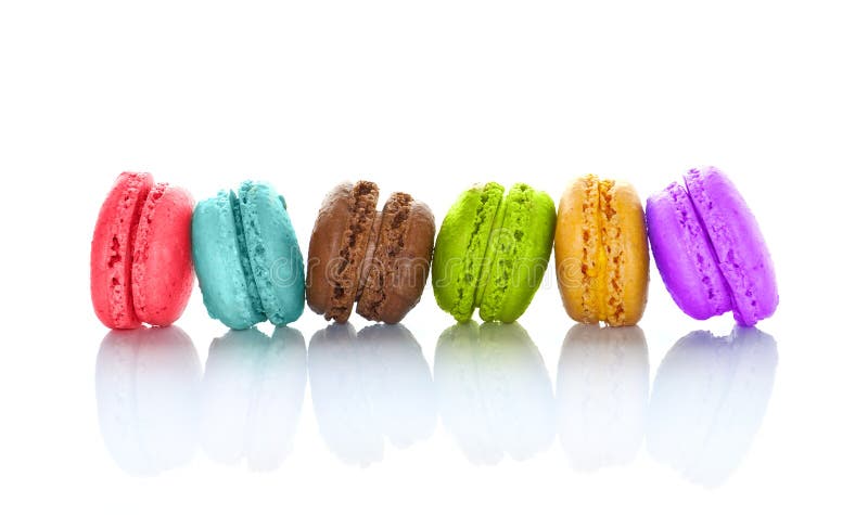 Linje av färgrika macarons fotografering för bildbyråer