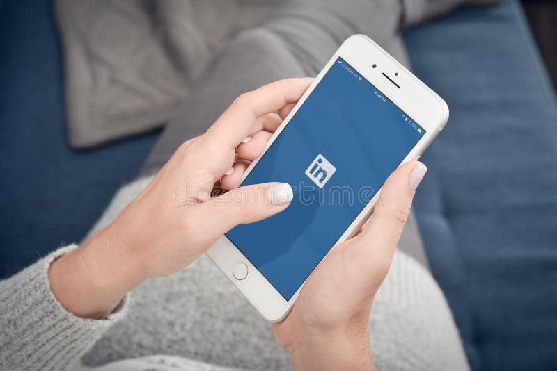 LinkedIn-app op het scherm van een Apple iPhone 8 Plus stock foto's