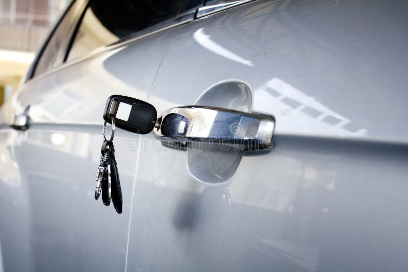 Linker Schlüssel auf der Autotür stockfoto Linker Schlüssel auf der Autotür stockfoto