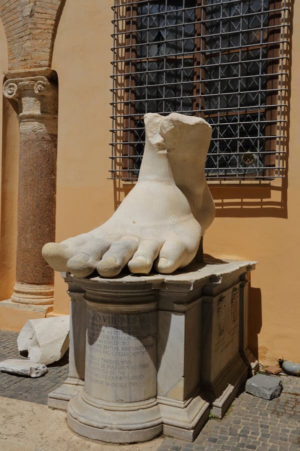 Linkervoet van Roman Emperor Constantine, Rome royalty-vrije stock foto Linkervoet van Roman Emperor Constantine, Rome royalty-vrije stock foto